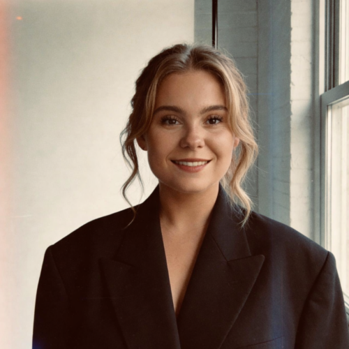 Geschreven door Eva van der Zee – SKWshop Specialist in buiteninrichting en duurzame overkappingen. Betrokken bij projecten voor bedrijven, scholen en openbare ruimtes in Nederland en België. Eva van der Zee junior sales accountant SKWshop buitenruimte inrichting Nederland